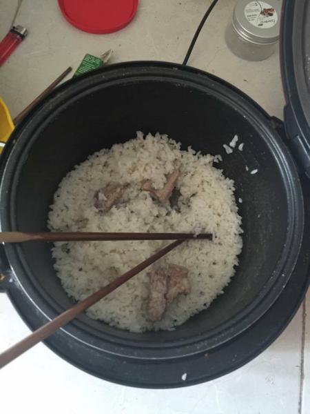 Chàng trai nhọ hơn cả Chí Phèo: Thèm bát cháo sườn lúc ốm đau, bạn gái đãi nguyên nồi cơm nát mặn chát - Ảnh 1. Chàng trai nhọ hơn cả Chí Phèo: Thèm bát cháo sườn lúc ốm đau, bạn gái đãi nguyên nồi cơm nát mặn chát - Ảnh 1.