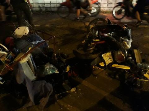 ha noi: xe “dien” gay tai nan lien hoan tren pho nguyen khanh toan - 3