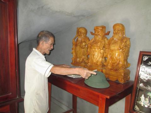 Ông Lự đam mê đọc sách báo. Ẩnh: Ngọc Thi