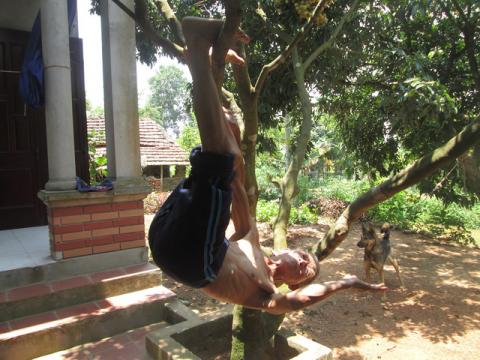 Ông Lự vẫn đu cây, lộn người để rèn luyện sức khỏe mỗi ngày. Ảnh: Ngọc Thi