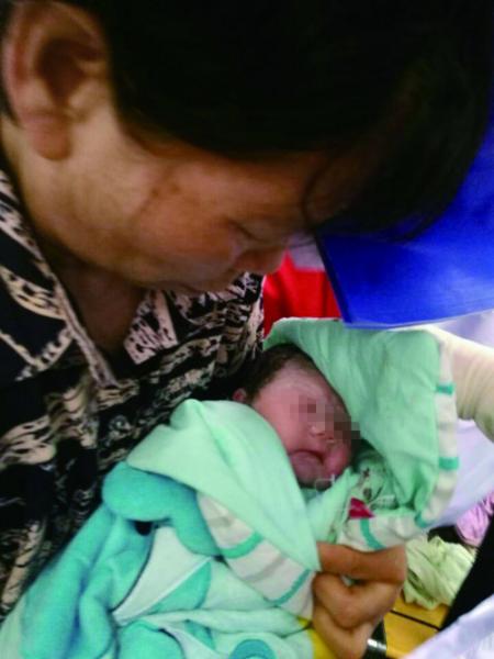 san phu vo oi duoi troi mua lon, moi nguoi xong vao do de giup - 2