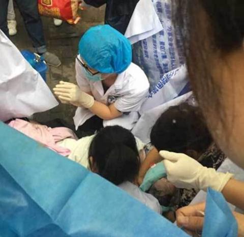 san phu vo oi duoi troi mua lon, moi nguoi xong vao do de giup - 1