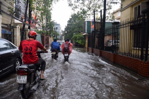 Dân Thủ đô chật vật vượt qua biển nước trong mưa lớn sáng nay - Ảnh 5.