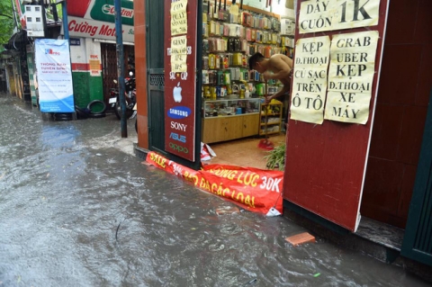 Dân Thủ đô chật vật vượt qua biển nước trong mưa lớn sáng nay - Ảnh 6.