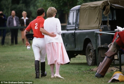 CHẤN ĐỘNG: Sau đám cưới vài tuần, Công nương Diana từng cắt cổ tay tự tử vì ghen tuông với tình địch Camilla - Ảnh 4.