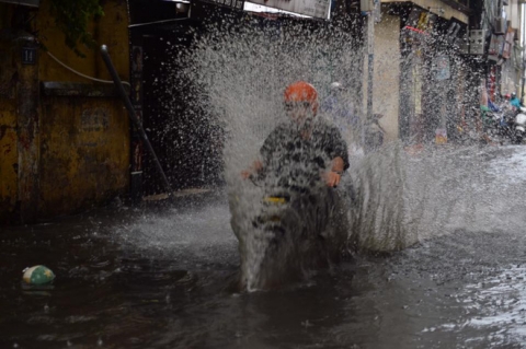 Dân Thủ đô chật vật vượt qua biển nước trong mưa lớn sáng nay - Ảnh 2.