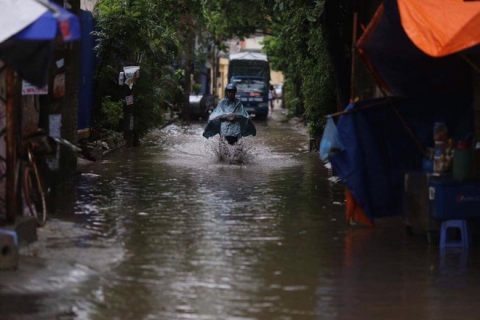 Dân Thủ đô chật vật vượt qua biển nước trong mưa lớn sáng nay - Ảnh 7.