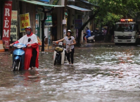 Dân Thủ đô chật vật vượt qua biển nước trong mưa lớn sáng nay - Ảnh 9.