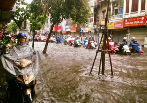 Dân Thủ đô chật vật vượt qua biển nước trong mưa lớn sáng nay - Ảnh 3.