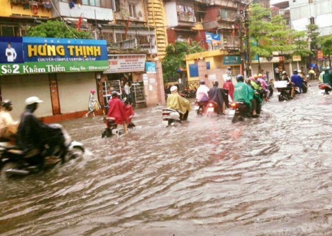 Dân Thủ đô chật vật vượt qua biển nước trong mưa lớn sáng nay - Ảnh 4.