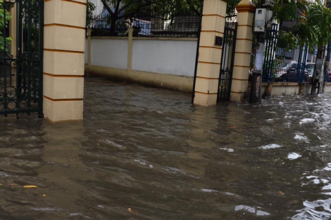 Dân Thủ đô chật vật vượt qua biển nước trong mưa lớn sáng nay - Ảnh 10.