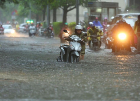 Dân Thủ đô chật vật vượt qua biển nước trong mưa lớn sáng nay - Ảnh 11.