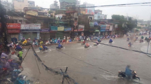 Dân Thủ đô chật vật vượt qua biển nước trong mưa lớn sáng nay - Ảnh 12.