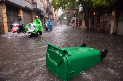 Dân Thủ đô chật vật vượt qua biển nước trong mưa lớn sáng nay - Ảnh 14.