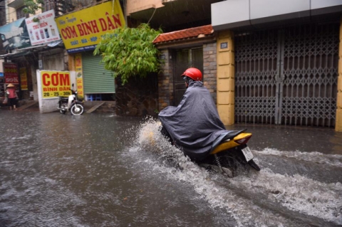 Dân Thủ đô chật vật vượt qua biển nước trong mưa lớn sáng nay - Ảnh 16.