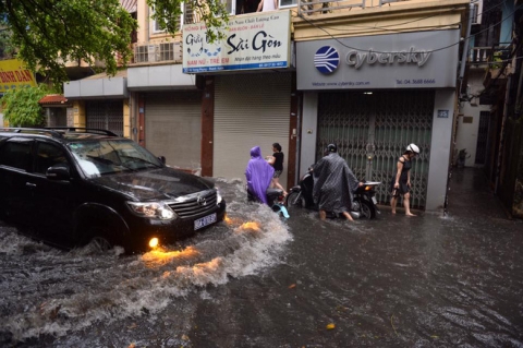 Dân Thủ đô chật vật vượt qua biển nước trong mưa lớn sáng nay - Ảnh 17.