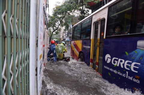 Dân Thủ đô chật vật vượt qua biển nước trong mưa lớn sáng nay - Ảnh 18.