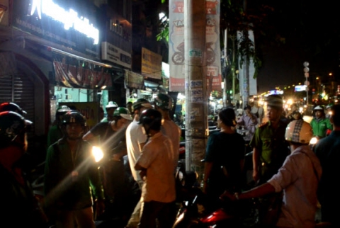 Grabbike và xe ôm truyền thống hỗn chiến, cảnh sát nổ súng trấn áp - 1