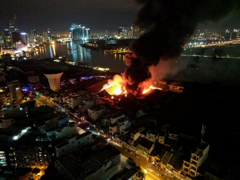 Cháy lớn kèm nhiều tiếng nổ trong nhà kho ở cảng Sài Gòn - Ảnh 3.