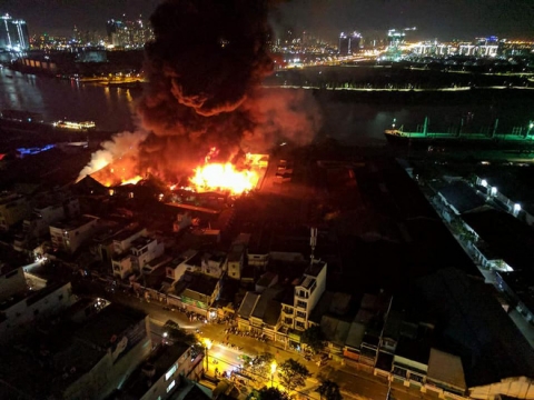 Cháy lớn kèm nhiều tiếng nổ trong nhà kho ở cảng Sài Gòn - Ảnh 2.