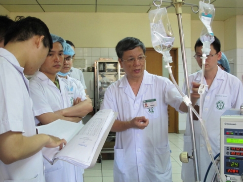 GS Nguyễn Gia Bình (thứ 2 từ phải sang) trong một lần hội chẩn cấp cứu bệnh nhân vụ tai biến chạy thận ở Hoà Bình