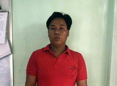 Bat thanh nien 24 tuoi dap mu bao hiem vao dau co gai sau va cham xe hinh anh 1