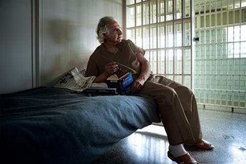 Đời tù nhân thanh thản và yên bình của “siêu lừa” nguy hiểm nhất nước Mỹ - 1