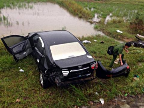 Chiếc ô tô lao xuống ruộng và bị hư hỏng nặng
