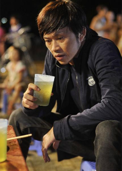 Kiếm tiền tỷ, Hoài Linh và sao Việt vẫn nghiện trà đá vỉa hè - 2