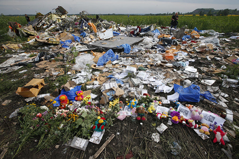 Hoa tưởng niệm những nạn nhân ngay tại hiện trường chiếc máy bay số hiệu MH17 bị bắn rơi.