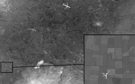 Bức ảnh một máy bay chiến đấu đang bắn tên lửa vào một máy bay chở khách trên bầu trời miền Đông Ukraine do kênh truyền hình Channel One công bố.