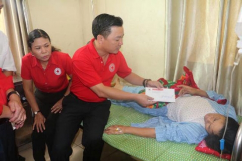 Hội Chữ thập đỏ TP Hà Nội thăm và trao tiền hỗ trợ cho chị B.
