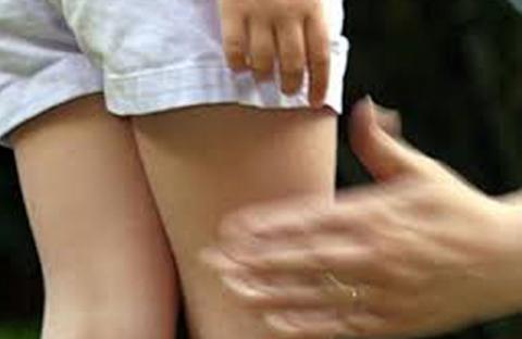 Bé gái 11 tuổi nghi bị hàng xóm nhiễm HIV xâm hại - 1