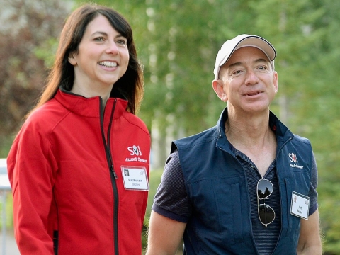 Tỷ phú Jeff Bezos: Sáng dậy không cần báo thức, tối về rửa bát cho vợ - 3