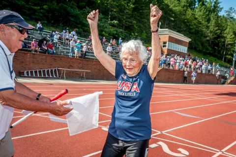 Cụ bà 101 tuổi phá kỷ lục thế giới chạy 100m chỉ mất 40.12 giây và 6 bài học giúp sống lâu, sống khỏe - Ảnh 5.