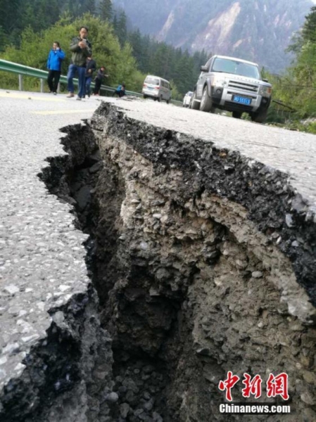 Những hình ảnh kinh hoàng ở thiên đường hạ giới Cửu Trại Câu sau vụ động đất 7 độ Richter - Ảnh 5.