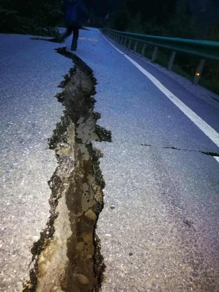 Những hình ảnh kinh hoàng ở thiên đường hạ giới Cửu Trại Câu sau vụ động đất 7 độ Richter - Ảnh 6.
