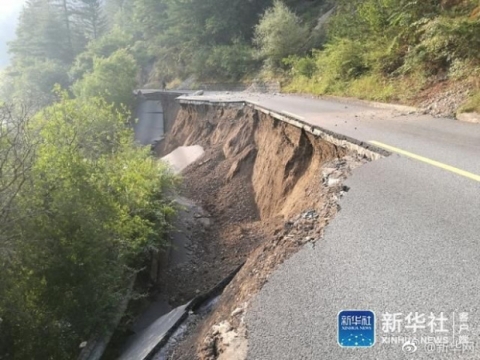 Những hình ảnh kinh hoàng ở thiên đường hạ giới Cửu Trại Câu sau vụ động đất 7 độ Richter - Ảnh 10.