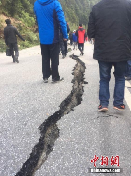 Những hình ảnh kinh hoàng ở thiên đường hạ giới Cửu Trại Câu sau vụ động đất 7 độ Richter - Ảnh 4.