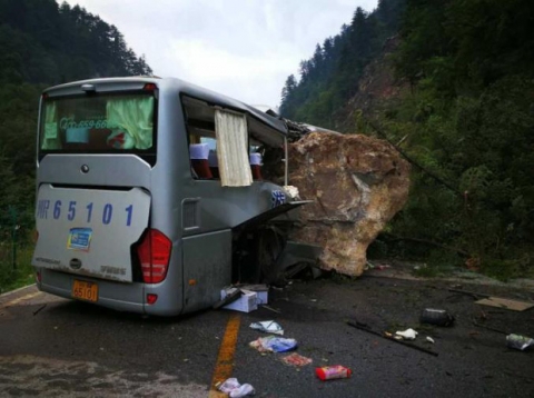 Những hình ảnh kinh hoàng ở thiên đường hạ giới Cửu Trại Câu sau vụ động đất 7 độ Richter - Ảnh 2.