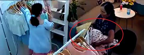Bà già chuyên mang bao tải đi trộm đồ shop quần áo bị mời lên phường - 1