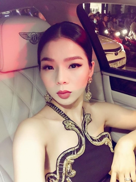 Nữ đại gia ngầm của showbiz Việt tiếp tục khoe siêu xe tiền tỷ - 1