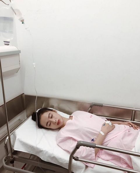 Angela Phương Trinh bất ngờ đăng ảnh nhập viện, nghi bị sốt xuất huyết - Ảnh 1.