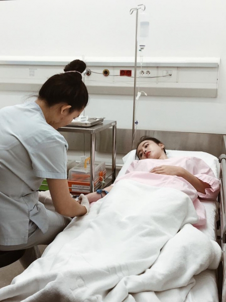 Angela Phương Trinh bất ngờ đăng ảnh nhập viện, nghi bị sốt xuất huyết - Ảnh 2.