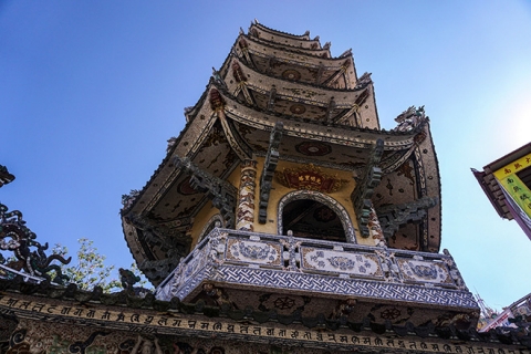 Ngôi chùa kỳ quái làm từ “ve chai” khiến du khách tròn mắt khi ghé thăm - 7