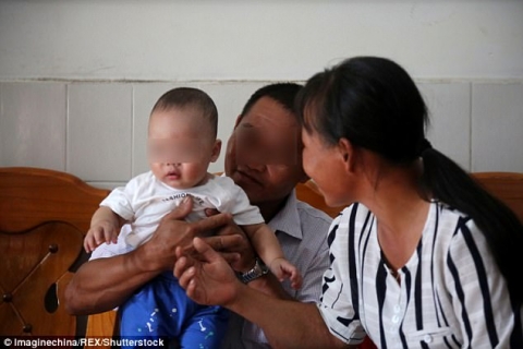 Em bé đã được trở về với ông bà của mình ở Quảng Tây, Trung Quốc.