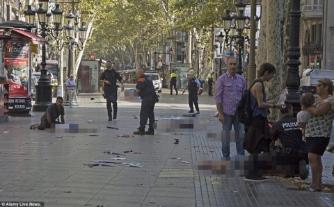 Xe tải khủng bố lao lên vỉa hè, đâm hàng trăm người ở Tây Ban Nha - Ảnh 4.
