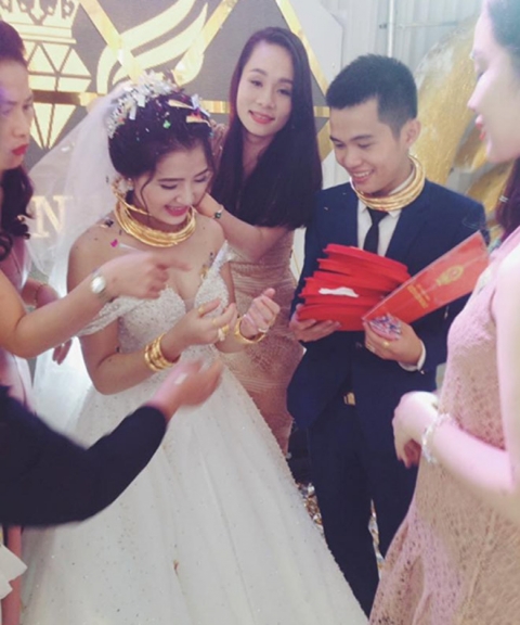 Nghệ An: Cặp đôi đeo vàng trĩu cổ, được tặng xe hơi, biệt thự tại đám cưới - 1