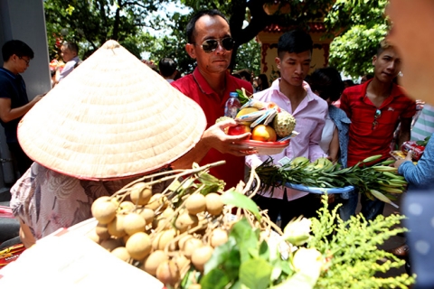 mung 1 thang co hon, chen nhau dang le o phu tay ho - 2