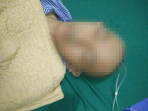 mot hoc sinh bi ban danh chan thuong so nao ngay trong lop hoc - 1